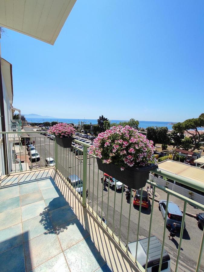 Reale Apartments 泰拉奇纳 外观 照片